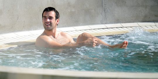 Résultat de recherche d'images pour "les mecs chahutent en riant à la piscine"