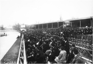 Le Parc des Princes en 1913 ; les hooligans néo-nazis y étaient encore rares à cette époque, pour des raisons essentiellement chronologiques…